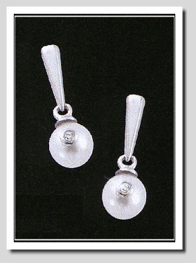 Daring Diamonds Pearl Collection: Pearl Diamond Earrings Silver