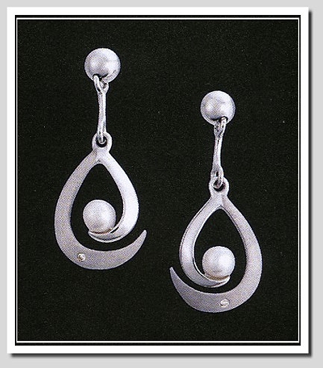 Daring Diamonds Pearl Collection: Pearl Diamond J-Style Earrings Silver