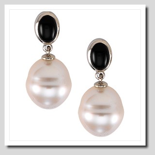 11MM South Sea Pearl w/ Onyx Post Earrings 14K Gold