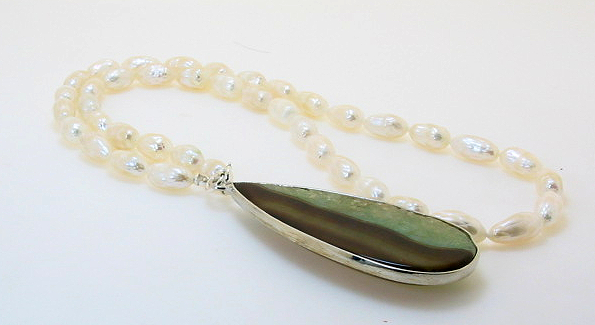 6X8MM White FW Pearl Necklace 18in w/ 0.9X2.2in Natural Agate Pendant