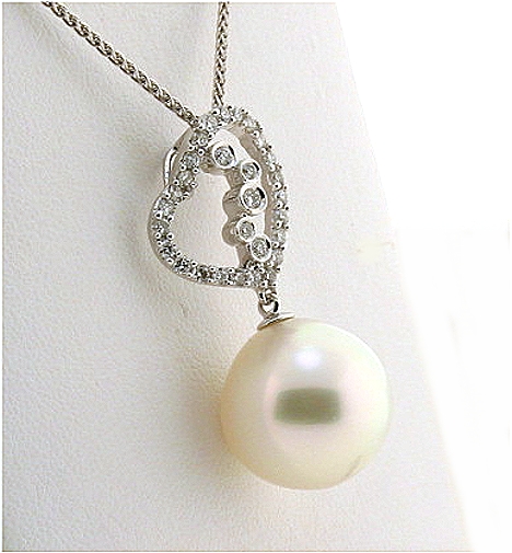 13.5MM White South Sea Pearl Pendant 0.35 Ct. Diamonds 18K W Gold 18in. Chain
