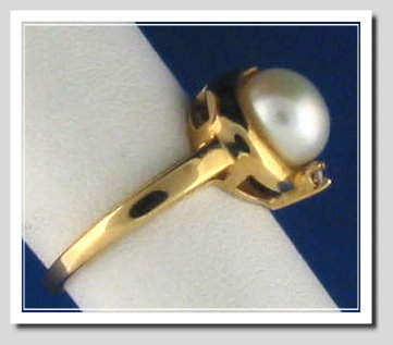 8-8.5MM White Freshwater Cultured Pearl Ring w/Diamond, 14K Yellow Gold, Size 7
