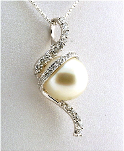 12.66 mm White South Sea Pearl Pendant w/0.56 Ct. Diamonds, 18K Gold, Certified