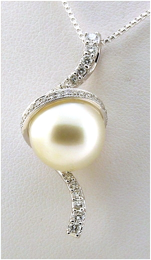 12.66 mm White South Sea Pearl Pendant w/0.56 Ct. Diamonds, 18K Gold, Certified